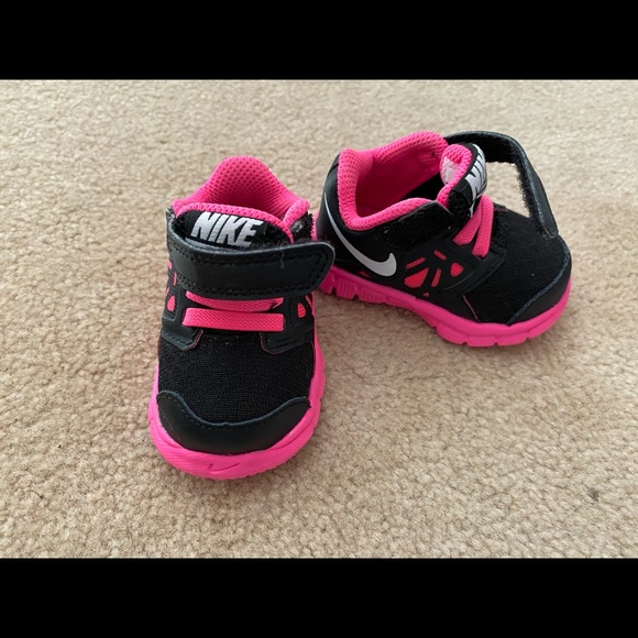 Nike’s baby shoes 2 for 1 - Bonus free socks! - Picture 2 of 7